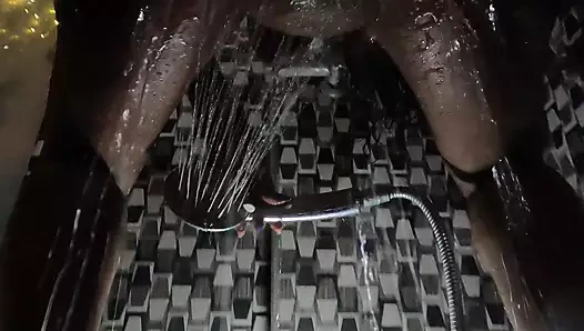 Çiçek duşta kendini tatmin ediyor