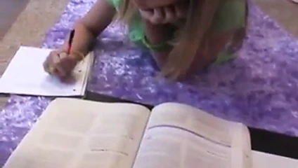 çekici 18yo pisi bilim ödevini yapıyor