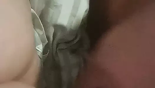 Kocası iri güzel orta yaşlı seksi kadının amını yalıyor