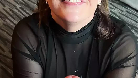 Gözlüklü orta yaşlı seksi kadın bakış açısı oral seks, boşalma