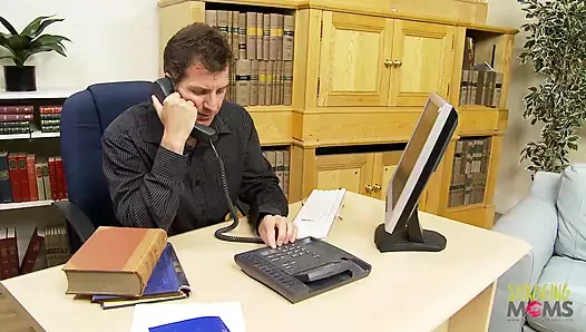 Ateşli sarışın piliç ellerini sert bir sike sokuyor