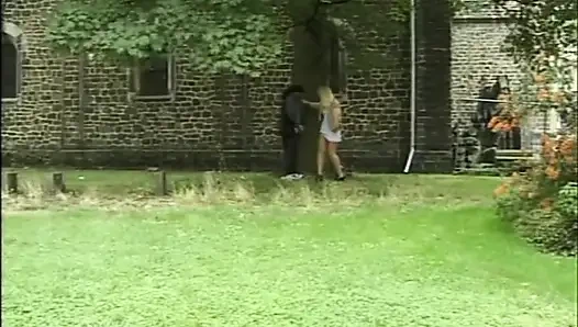 Vuile milfs en jonge geile sletten buitenshuis geneukt door enorme vintage pikken (volledige film)