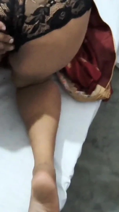 Desi köy Hint güzel bhabhi'nin ateşli romantik seks sahnesi ve karnına boşalma | Bölüm 1