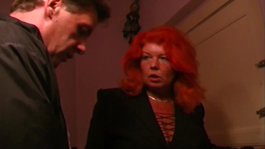 Kızıl saçlı bir dik Alman anneanne gets ona kedi püskürtülür