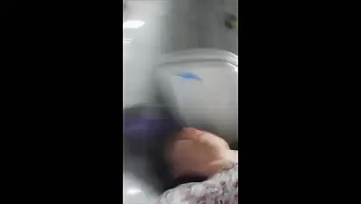 Arkadaşlarım karımın götünü sikiyor. Gerçek aldatma.