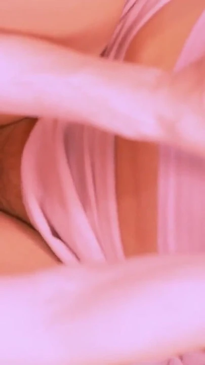 Эмоциональный момент из "Студент соблазнил своего партнера своей школьной униформой, приглашая его исследовать новый опыт в полной мере"