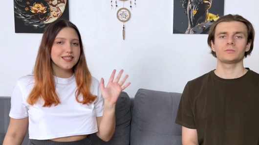 Ksenia ve Mik striptiz yılanları ve merdivenleri oyunu oynuyor