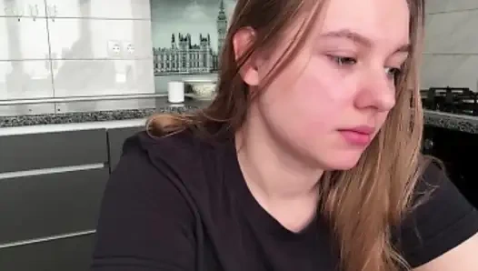 Секретарша Jucielussie флиртует прямо там за ее столом в офисе