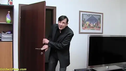 Sıska Alman orta yaşlı seksi kadın sert domalarak sikiliyor