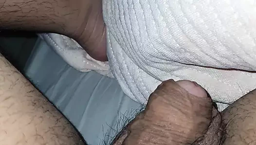 Külotsuz beyaz götlü üvey anne küçük yaraklı üvey oğluyla yatakta oturuyor