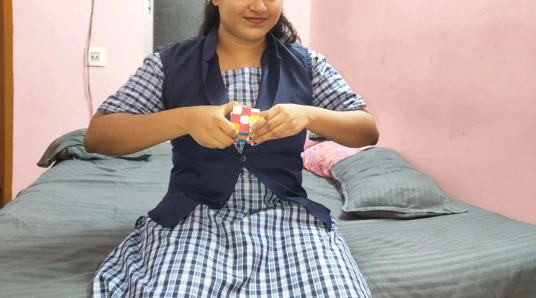 Üvey kız kardeş Rubik'in küpünü çözmeyi öğrenmek istiyor