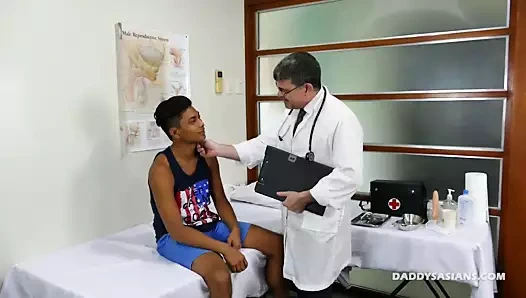 Baba eyersiz sikikleri Asya oğlan josh