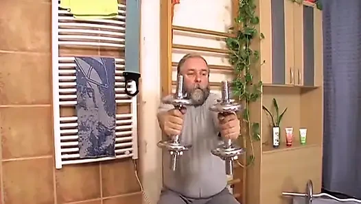 Yaşlı domuz genç ve sürtük bir gençle sikişiyor