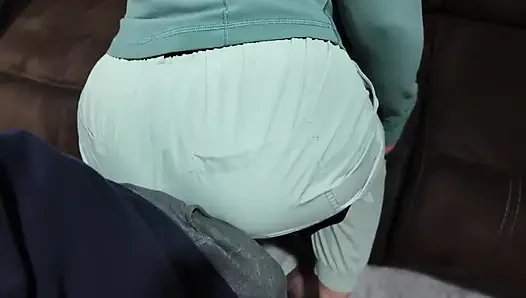 Amerikalı evli kadın kayak pantolonlu göte tapıyor bakış açısı