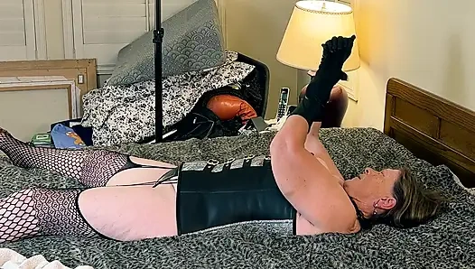 Nine Carmen zarif bir şekilde eldivenleniyor, sikiliyor ve dölleniyor olgun 9825CAMS125