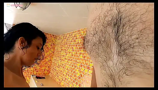 Öğleden sonra havuzda seks çift eğleniyor ve iyi vakit geçiriyor