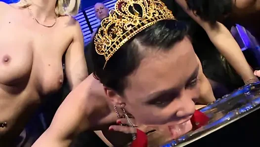 Yutma seven genç sürtükler için porno festivalinde çılgın grup seks