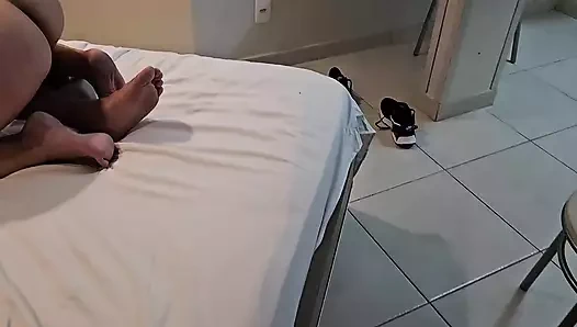 Ateşli sarışın arkadaşıyla sikişirken kocası mastürbasyon yapıyor