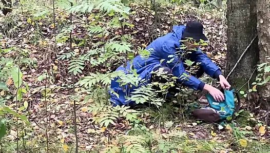 #376 adam adamı ormanda mastürbasyon yaparken yakalıyor ve onunla sikişmek için katılıyor