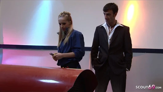 Seksi sekreter Diana Gold eski patronu tarafından sert sikiliyor