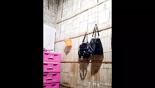 üvey kız iç çamaşırı ile çok şehvetli bir erotik dans bir penis için çığlık