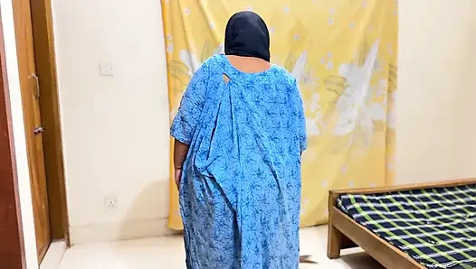 Büyük sarkık sütlü memeler ve göt ateşli Endonezyalı Müslüman teyze odamı temiziyor ve seks için beni baştan çıkarmaya çalışıyor