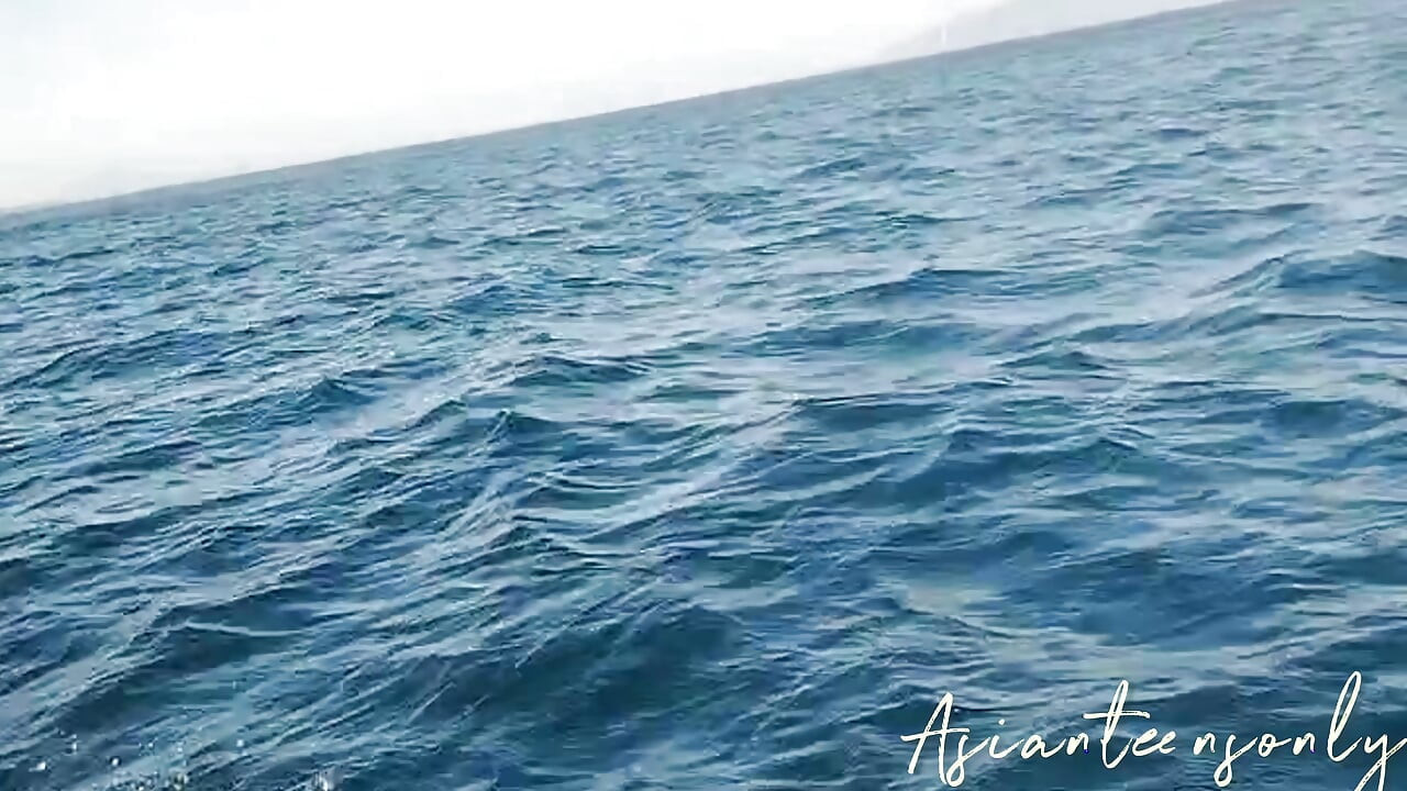 Amcığım o kadar kaşınıyor ki, suggardaddy ile tanışmak için jetsky ile bir adaya kaçıyorum