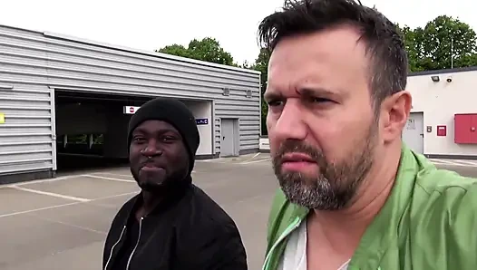 Çarpıcı dövmeli sarışın açık havada büyük siyah yarakla sikiliyor