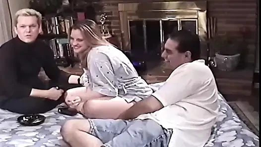 Sarışın orta yaşlı seksi kadın yatakta iki kez sert sikiliyor