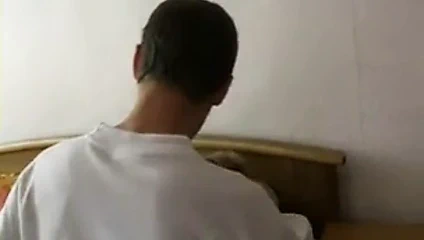 Olgun sikikleri sıska genç adam