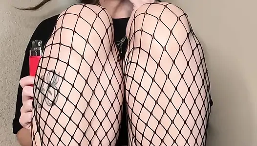 File çorap içinde sigara içiyor, amcığıma bir göz atarak seni azdırıyor