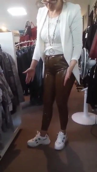 Karısı butiğinde kahverengi lateks pantolonlu