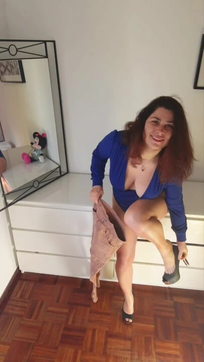 Büyük memeli ve götlü expressiagirl yeni mayoları açıyor ve kamerada seksi kıyafetleri deniyor.