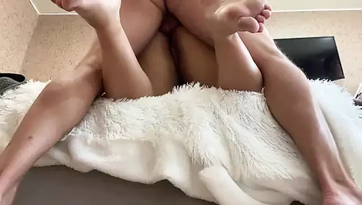 Hizmetçi bacaklarını açıp onu siktim