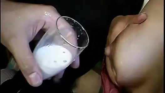 Asyalı kız senin için aynada göğüslerini sağıyor