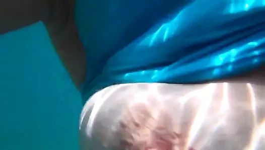 Slutmonica göğüslerim su altında