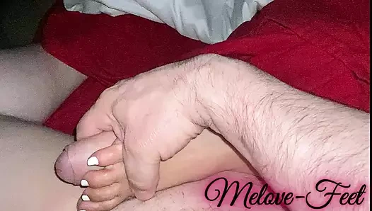 Naelor'un yarağı Melove'un seksi uzun ayak parmaklarını ovuyor