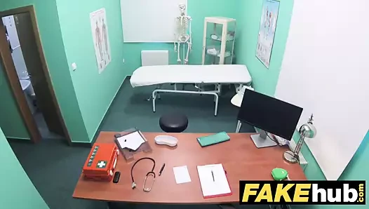 Sahte hastane tuvalet odası oral seks ve kahrolası ile büyük göğüsler