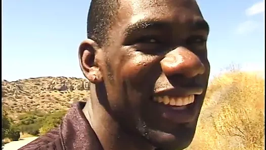 Seksi zenci fahişe bacağını kaldırıyor ve bir adamın tatlı amını tatıp sikmesine izin veriyor