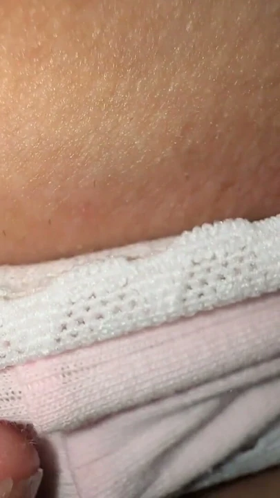 Büyüleyici bir bakire üvey erkek kardeşinin içine boşalması için sevimli bebek pantolonu giyiyor | Klip 1