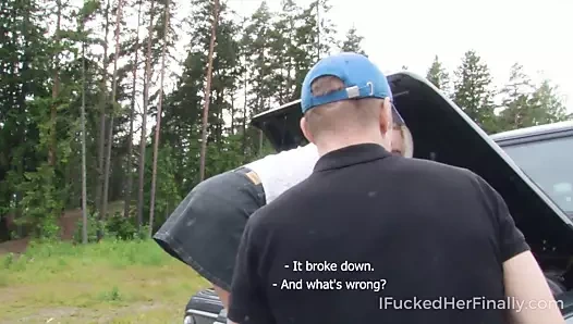 Sonunda onu becerdim - tatlı sarışın arabayı tamir etmeye çalışıyor