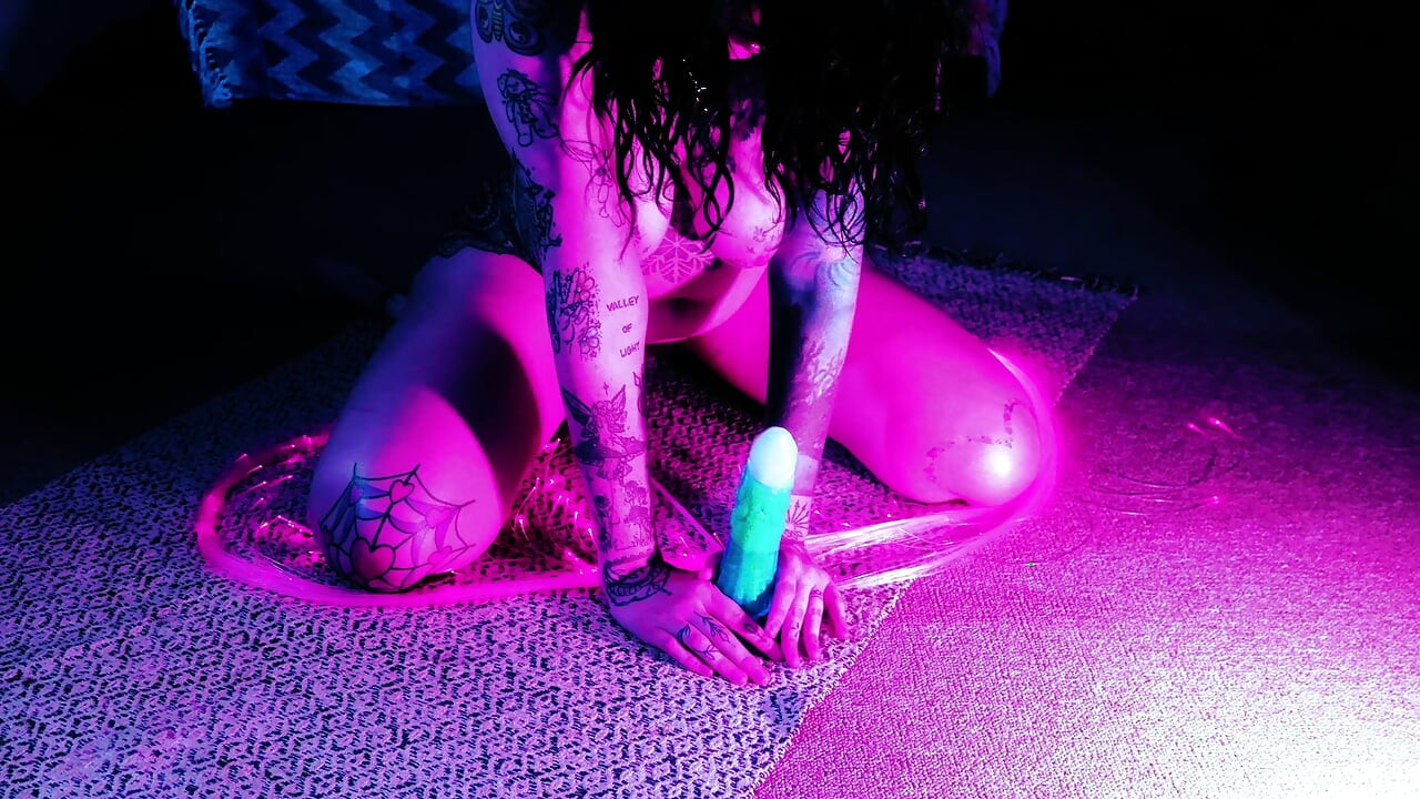 Neon Raver UV Işığında Yumurta Kümesi Bırakıyor Sonra İşiyor: Ovipositor, Yumurta Oyunu ve Suyun Sporları Baştan Çıkarma