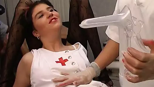 İki Alman hemşire ve iki vahşi doktor iş başında