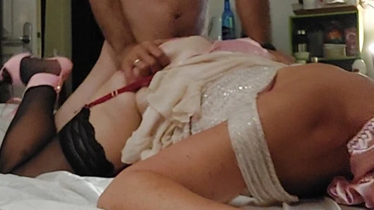 005 - Fransız amatör, saten iç çamaşırı (tanga, sutyen, jartiyer), çorap, topuklu ayakkabılar, amcık sikişi, domaltmalı