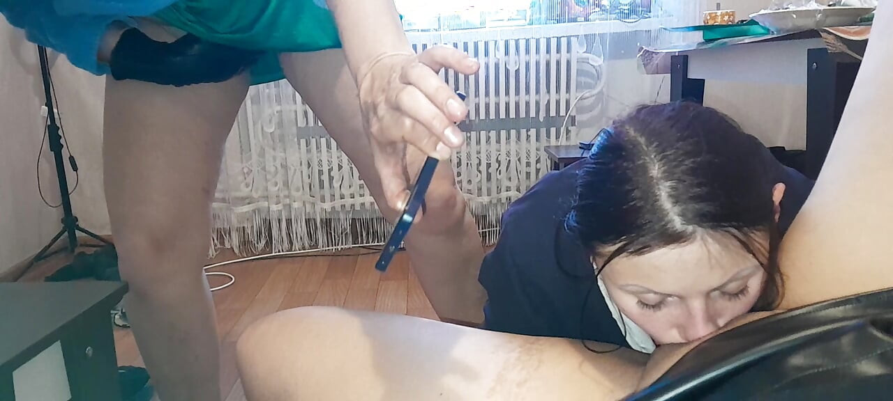 Üvey annemiz seksimizi gözetliyor, mastürbasyon yapıyor ve bizi filme alıyor
