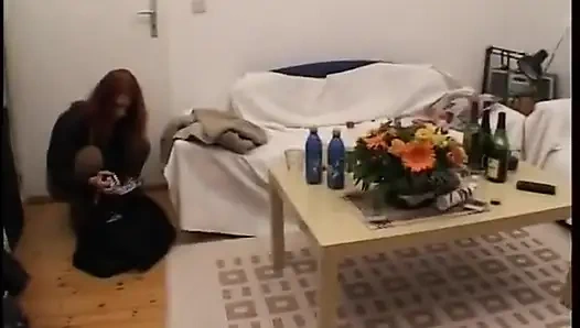 Güzel kızıl saçlı bebek vibratörle amını memnun ediyor