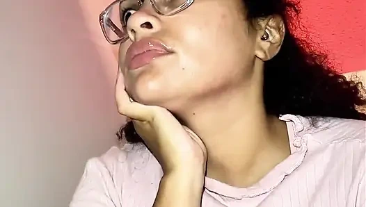 Halka açık banyoda gazlı kız onu tutmaya çalışıyor ama yüksek sesle osuruyor