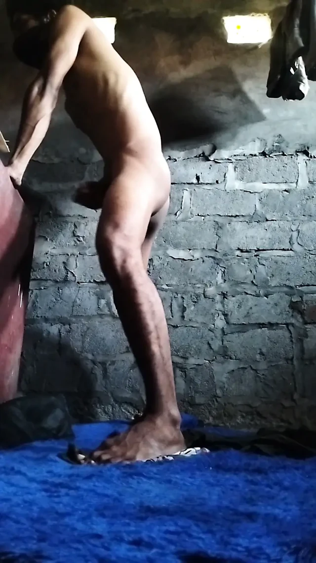 Kıvırcık tüylü adam sarsılıyor