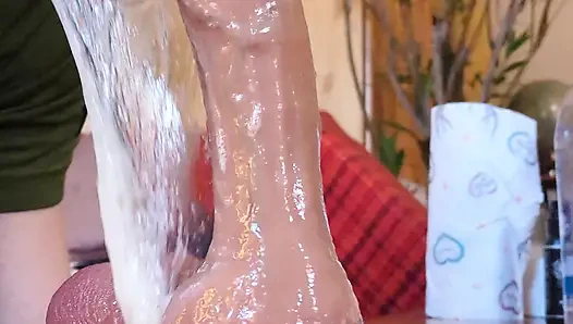 Büyük dildo gırtlağına kadar alırken sert öğürüyor (ağır çekim)