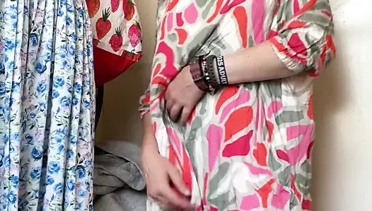 Seksi, tonlu, komşu kız yeni kıyafetler deneyen goldilocks gibi!
